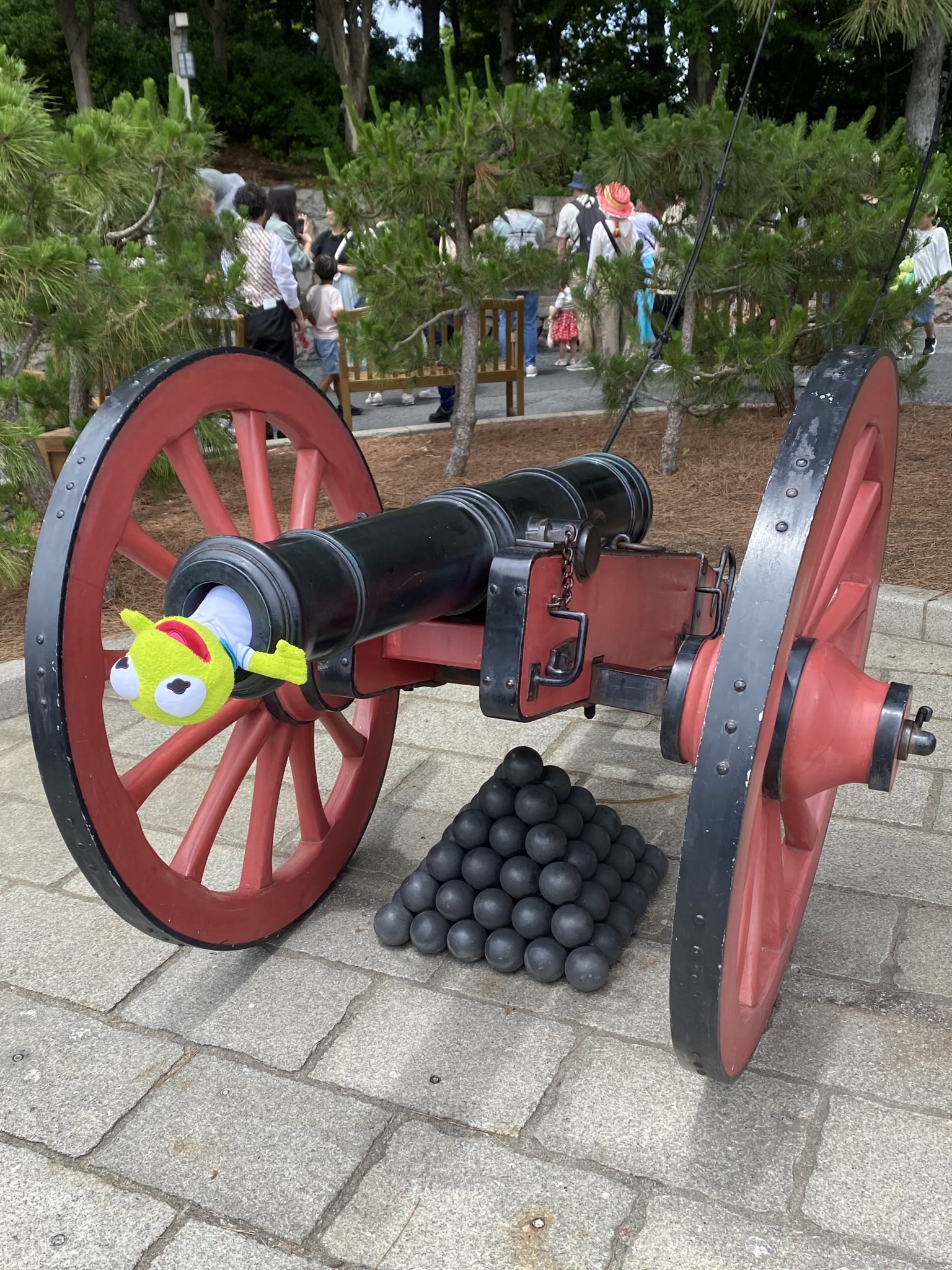 Kermit sticking his head out from the bore of a cannon.